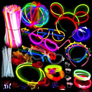 Play22 Glow Sticks Bulk 500 Pack - 200 Glow Sticks & 300 Party Accessories