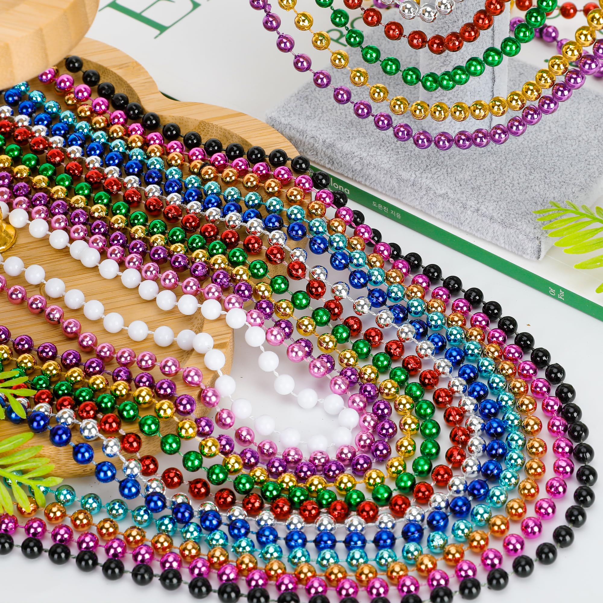 Huskein 200PCS Mardi Gras Beads, 33" Bead Necklace, Colorful Mardi Gras Accessories, Women Men Party Beads Parade Throws Bulk for Christmas Pirate Baby Shower Carnival Birthday Party Supplies Decor